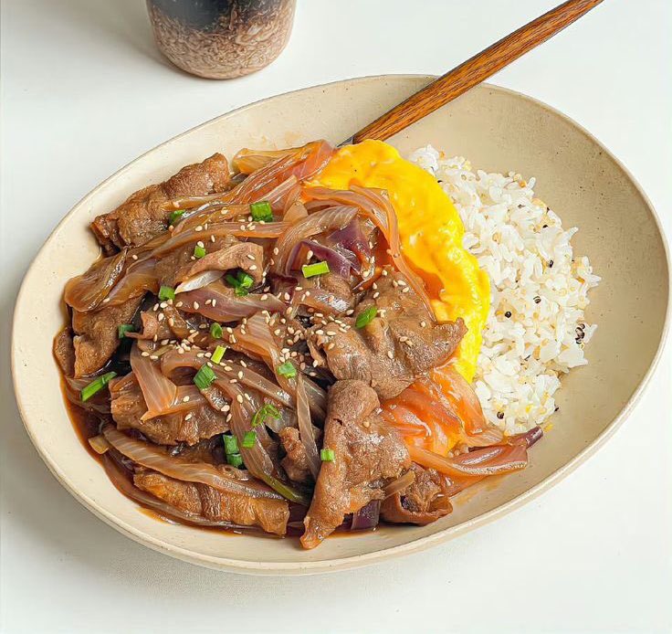 eatsimple_x's tweet photo. Resep Simple Beef Teriyaki Rice Bowl 🍛🥩🍚

Bahan-bahan:

• 300 gram daging sapi iris tipis, atau bisa pakai beef slice
• 3 siung bawang putih, cincang
• 2 cm jahe geprek (opsional)
• 1/2 buah bawang bombay, iris tipis
• 3 buah cabai rawit, iris serong (opsional sesuai selera)
• Daun bawang iris tipis secukupnya 
• 2 sdm kecap manis
• 2 sdm kecap asin
• 1 sdm saus teriyaki
• 1 sdm saus tiram
• 1 sdt minyak wijen
• 1 sdt biji wijen
• 1 sdm minyak goreng 
• Garam, kaldu jamur dan merica secukupnya
• Air secukupnya 
• Nasi putih dan telur dadar (pelengkap)

Pict: Pinterest
Thanks 𝕏 #eatsimple