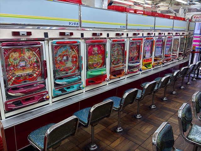fussafilm's tweet photo. 新しいロケ地を登録しました。

【ゲームセンター タンポポ】
昭和の面影が残る、1980年~1990年代のパチンコ店を
彷彿とさせる建物外観と設備空間。

詳細は福生ロケーションサービスまで

#ロケ地　#昭和レトロ https://t.co/mu4CFwmplu