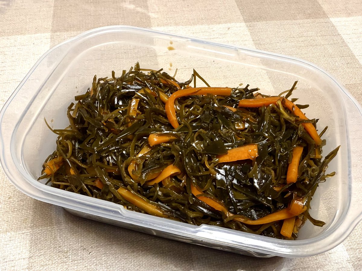 副菜作りも大事♪
きざみ昆布とにんじんの甘煮🥕
落ち着いた味に昆布の旨味たっぷり✨