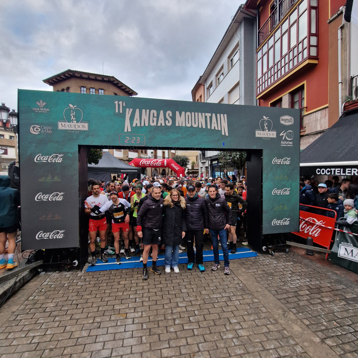 La viceconsejera de Turismo, el alcalde y el concejal de deportes del Ayto de Kangas cortan la cinta para dar la salida a nuestra Original. #LaKangas