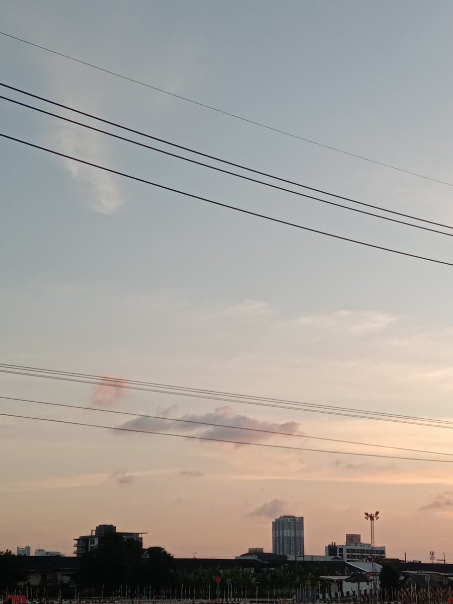 " เพราะทุกๆ คนก็มีสิ่งที่กำลังเจอในชีวิตเขาเหมือนกัน "  : ประโยคนี้โครตจริงอ่ะ อย่าเอาปัญหาของตัวเองไปให้คนอื่นช่วยแบกเลย เพราะเขาก็ต้องจัดการชีวิตเขาเช่นกัน 

#มุมเล็กๆ #คําคมความรู้สึก  #คําคมชีวิต 
#ชีวิตสอนให้รู้ว่า #แคปชั่น