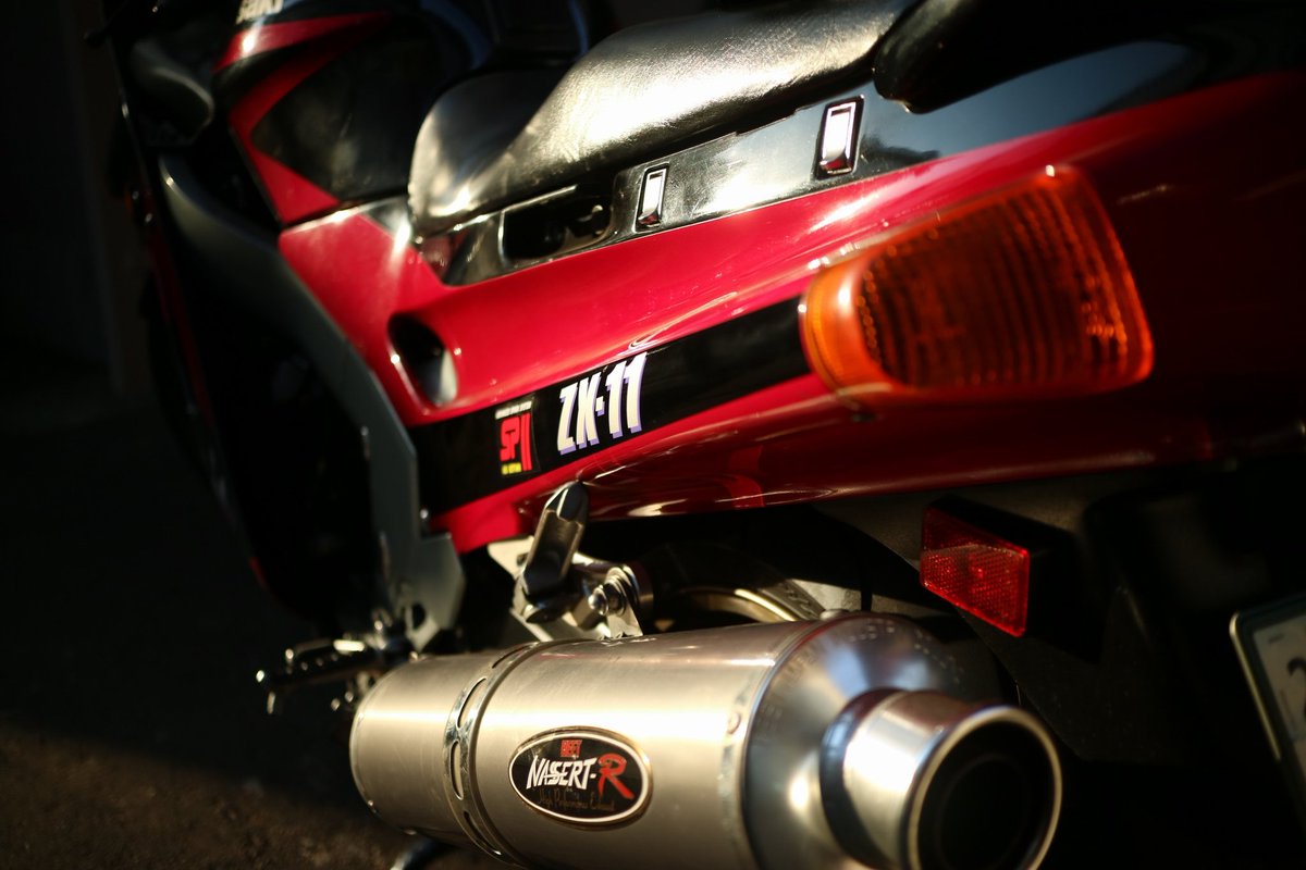 maa1547's tweet image. JMCA公認のマフラーだけどやっぱチョーうるせーのでインナーサイレンサーを取り付けてみた

音はまあうるさいくらいになったし低速トルクが増えて乗りやすくなった
意外と高回転もそれほど変わらず扱いきれないパワー
#zzr1100 #zx11