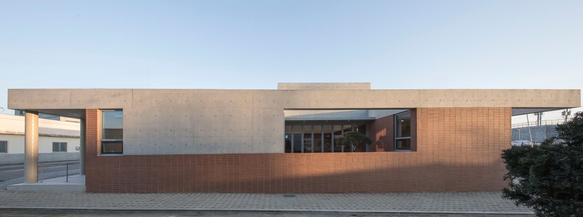 Archello's tweet photo. Crafted from concrete and brick, this minimalist church by Oh Jongsang reinterprets traditional sacred forms.
https://t.co/YnnqytbefT
#ConcreteArchitecture #SacredSpaces #MaterialityInDesign https://t.co/joVfIxxej6