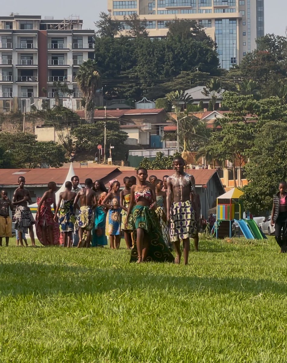 「12時から式典に来てね」
招待状、使いの人、鬼電話で念押しされまくったけど、会議も式典もイベントも結婚式も9割時間通りに始まらない(山田調べ)
15時半、流石に遅かったかなぁと思ったら最高のタイミングやった。
ダンス、ファッションショー、挨拶、表彰、挨拶、挨拶、挨拶…平和。