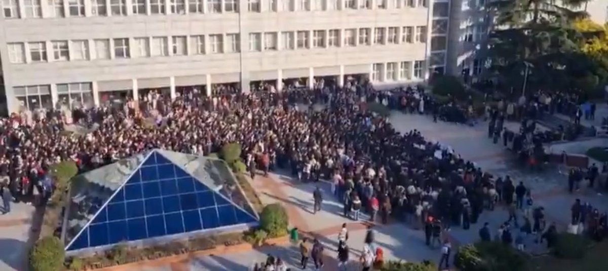 Chpsozcusu's tweet image. Boğaziçi Üniversitesi öğrencileri: 

&quot;Kurtuluş yok tek başına. Ya hep beraber ya hiçbirimiz!&quot;