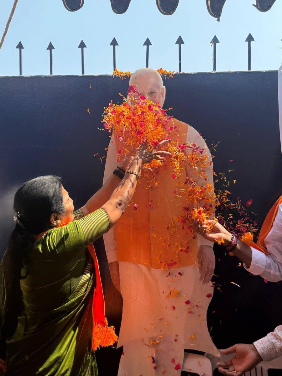 RaoPadmaBJP's tweet photo. ఉమ్మడి వరంగల్ ప్రజల చిరకాల స్వప్నాన్ని నెరవేర్చిన ప్రధానమంత్రి శ్రీ Narendra Modi మోడీ గారికి కృతజ్ఞతలు తెలియజేస్తు ఈరోజు  మామునూరులోని ఎయిర్పోర్ట్ స్థలం వద్ద బిజెపి హనుమకొండ మరియు వరంగల్ జిల్లాల అధ్యక్షులు కొలను సంతోష్ రెడ్డి మరియు గంట రవి కుమార్ గార్ల ఆధ్వర్యంలో ఏర్పాటు చేసిన కార్యక్రమంలో మోడీ గారి చిత్రపటానికి పూలాభిషేకం చేయడం జరిగింది.

ఈ కార్యక్రమంలో బిజెపి హనుమకొండ మరియు వరంగల్ జిల్లాలకి చెందిన నాయకులు, కార్యకర్తలు, ప్రజాప్రతినిధులు తదితరులు పాల్గొన్నారు.

#ThankYouModiJi 
#ThankYouModi 
#warangalairport 
#mamnoorairport 

@BJP4India @BJP4Telangana