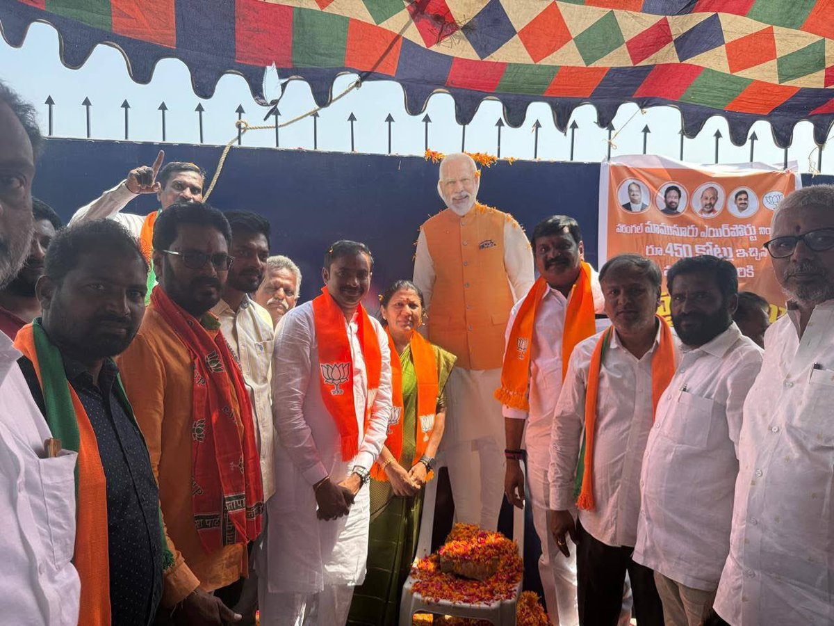 RaoPadmaBJP's tweet photo. ఉమ్మడి వరంగల్ ప్రజల చిరకాల స్వప్నాన్ని నెరవేర్చిన ప్రధానమంత్రి శ్రీ Narendra Modi మోడీ గారికి కృతజ్ఞతలు తెలియజేస్తు ఈరోజు  మామునూరులోని ఎయిర్పోర్ట్ స్థలం వద్ద బిజెపి హనుమకొండ మరియు వరంగల్ జిల్లాల అధ్యక్షులు కొలను సంతోష్ రెడ్డి మరియు గంట రవి కుమార్ గార్ల ఆధ్వర్యంలో ఏర్పాటు చేసిన కార్యక్రమంలో మోడీ గారి చిత్రపటానికి పూలాభిషేకం చేయడం జరిగింది.

ఈ కార్యక్రమంలో బిజెపి హనుమకొండ మరియు వరంగల్ జిల్లాలకి చెందిన నాయకులు, కార్యకర్తలు, ప్రజాప్రతినిధులు తదితరులు పాల్గొన్నారు.

#ThankYouModiJi 
#ThankYouModi 
#warangalairport 
#mamnoorairport 

@BJP4India @BJP4Telangana