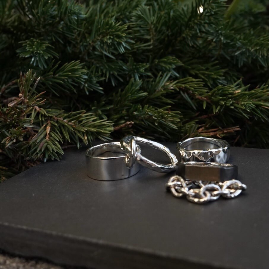 emshop_official's tweet photo. ◇横浜店◇
【genderless jewelry】
ジェンダーレスにご着用いただける #リング
#シルバー の重厚感もありつつ
抜け感も感じられるコーディネート
#イーエム #em #emgrp https://t.co/aO2izJZNzJ