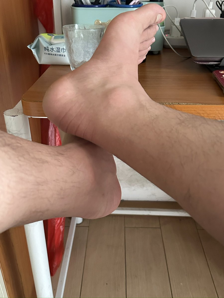 继续光脚🦶🏻系列，话说脚真的不大😭好久没有狗子伺候爸爸的脚了……但不得不说，脚还算保养的不错。因为口水永远是最好的保养品😊