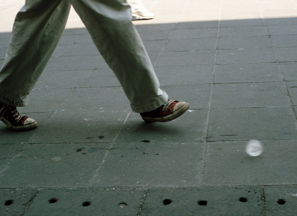 BlindIndex's tweet image. in 1997, artist Francis Alÿs spent nine hours pushing a block of ice through the streets of Mexico City, kicking it along until it shrank to the size of an ice cube and finally melted away

the performance was later turned into a four-minute video titled The Paradox of Praxis 1,…