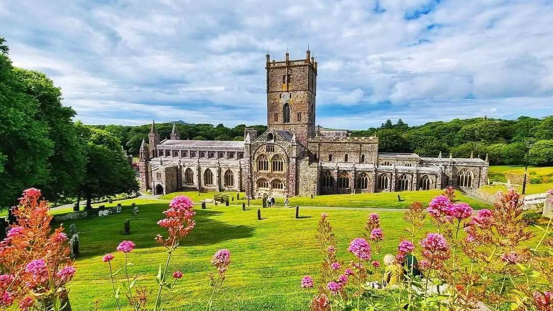 It's Your Wales (@itsyourwales) on Twitter photo Happy St David's Day, Photo St David's Cathedral. Courtesy <a href="/missmayo1984/">🌺Catherine Mayo🌺</a> #WelshPassion Happy St David's Day, Photo St David's Cathedral. Courtesy <a href="/missmayo1984/">🌺Catherine Mayo🌺</a> #WelshPassion