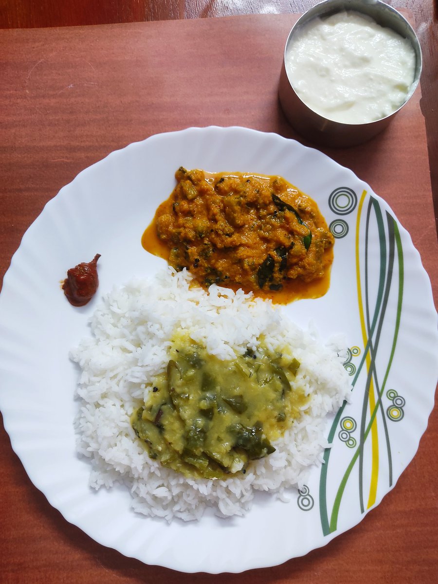 kamathrok's tweet image. Today's lunch in Konkani
Karate sukke, palak daal, sheetha, appe midi nonche, dhayan..😋😋😋

Bitter gourd dry curry, palak daal, rice, tender mango pickle and curd.
#SimpleIsAmple
#SimpleIsAwesome