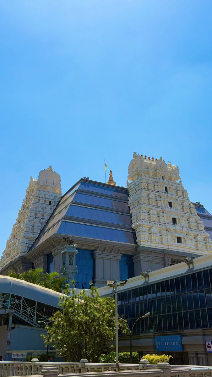 actuallyshubham's tweet photo. Bangalore is one of the most wonderful cities I’ve truly connected with. 
Genuine people, delicious South Indian cuisine, spotless metro stations, pricey rickshaw rides, and a serene climate—I will cherish this short trip until we meet again. https://t.co/wpvDVT9rxt