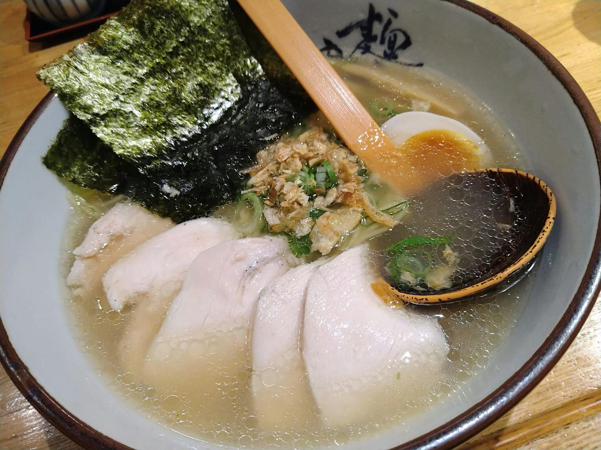 umeservice02's tweet photo. 週末に行きたくなる新百合ラーメン、俺的選抜2店。
①とり一 
昼は鶏ガララーメン、夜は備長炭の焼き鳥が楽しめる二毛作の店���鶏の旨味スープに中細麺がよく絡む鶏ラーメンが特に人気。
②お食事処 一番
昔ながらの街中華の店。ラーメンはもちろんなんだけど、個人的はこのカレーがたまらんのよ。 https://t.co/80tthMbs3o
