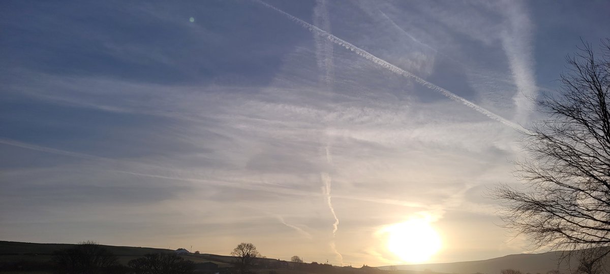 ANGRYNIC2's tweet photo. Saturday 8am UK.
Should be a beautiful day but the skybastards are up out early in force. Sky saturated. 
Forecast says it will cloud up by lunchtime. I wonder why that is? Maybe we should ask Easyjet why this jet is spraying a huge trail? @AskEasyJetUK_  #chemtrails #toxicskies https://t.co/yfkOeVmftZ