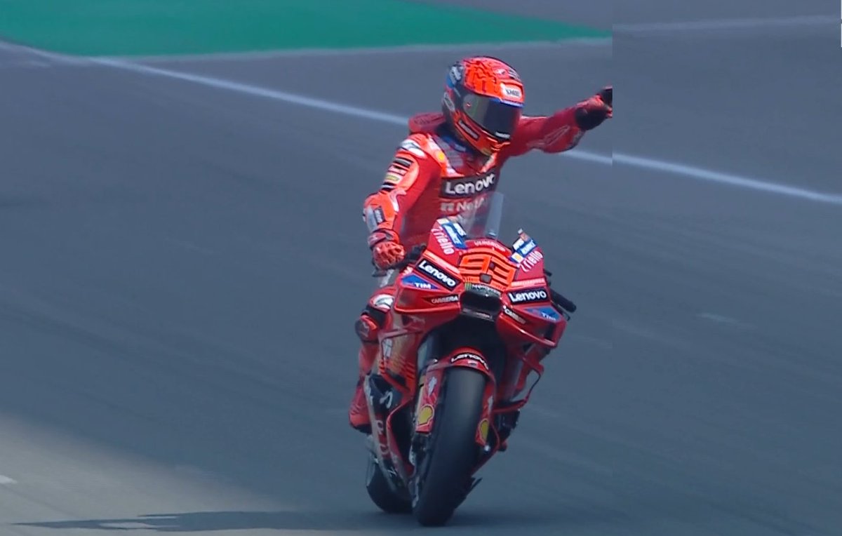 Marc Márquez nunca se fue, porque nunca tuvo que volver. No era, ni fue: siempre estuvo. Y ahora, con una moto al nivel de Pecco, el resultado es inevitable. En el primer duelo en igualdad de condiciones, el primero en cruzar la línea es él. La temporada apenas comienza, pero el