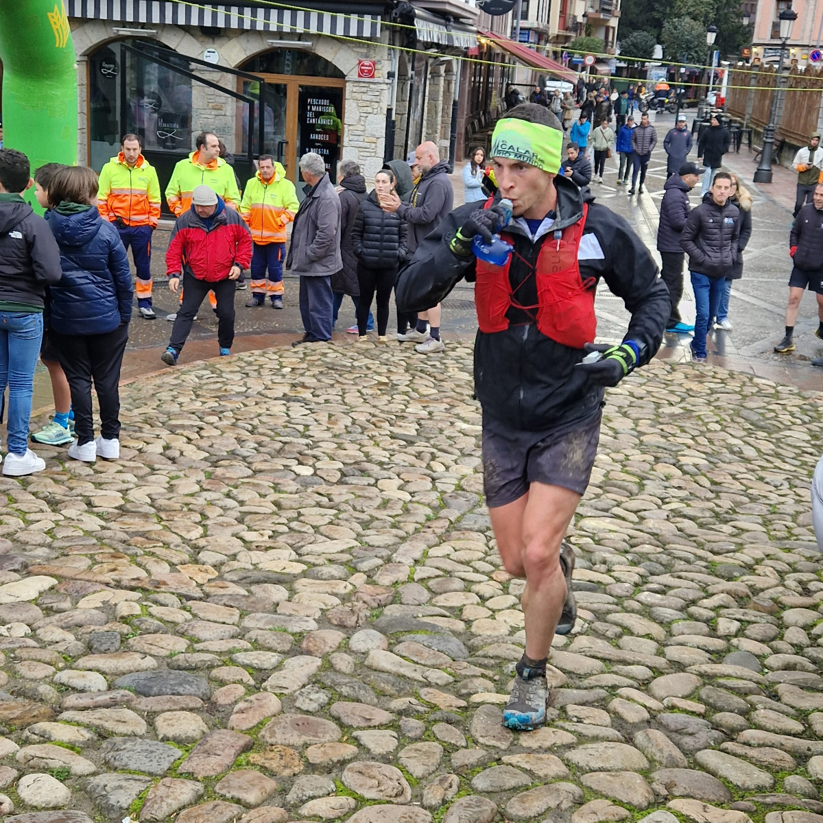 Los corredores de la Maxi ya pasan por el Puente Romano. #LaKangas