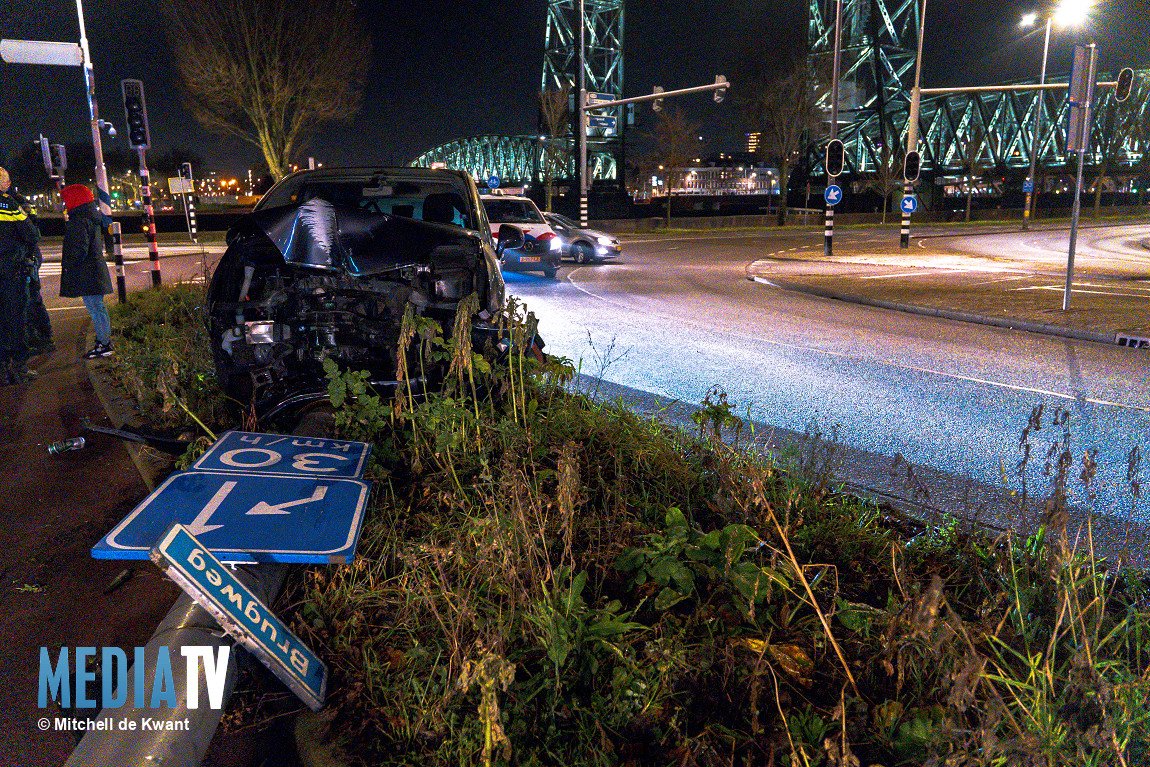 Automobilist tegen lantaarnpaal na bocht op de Prins Hendrikkade