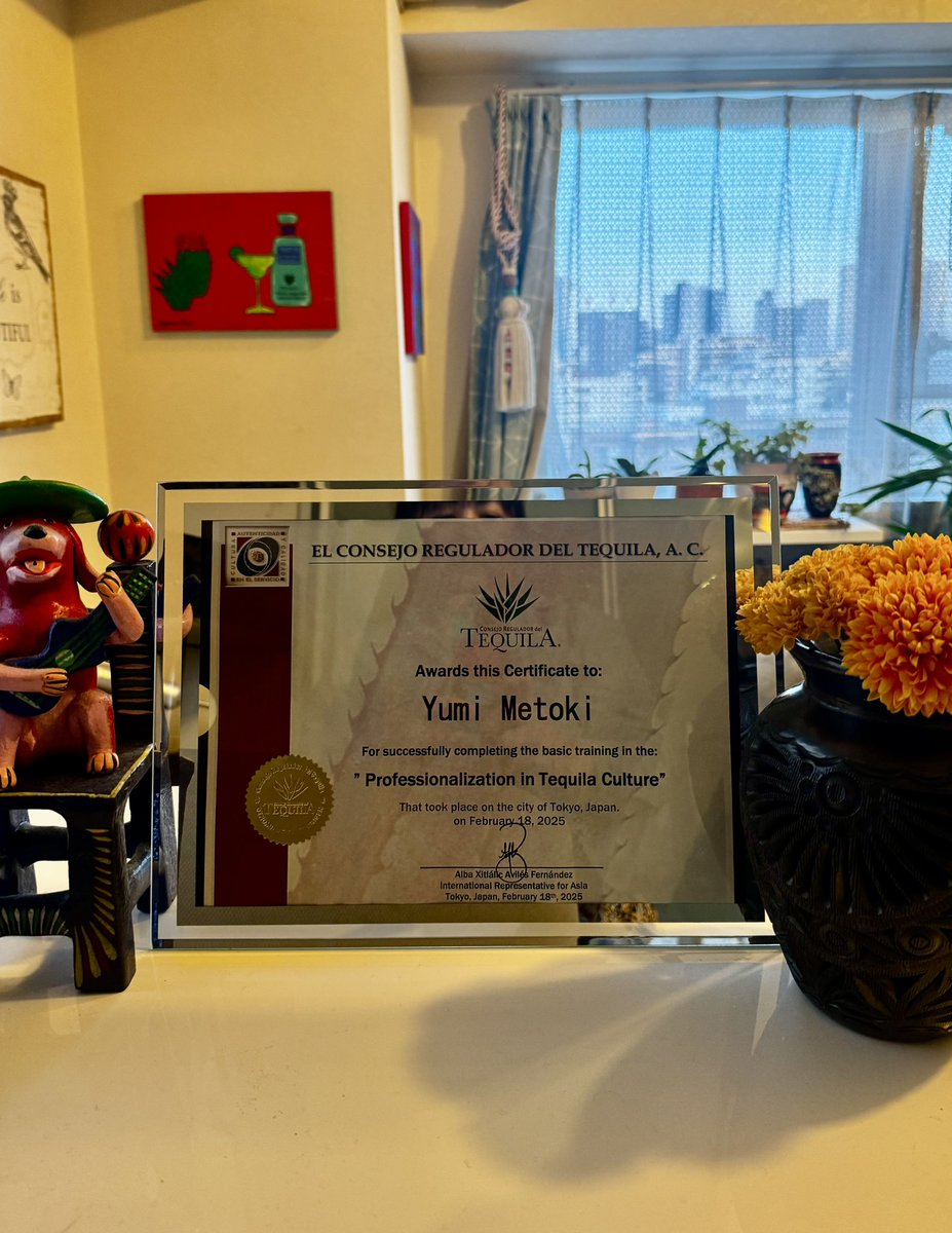 今年は「知識レベルアップ &amp; 最新情報普及」を目的に、テキーラ規制委員会(CRT)公式認証 Distintivo T（ディスティンティーボT） を取得しました✨
今更ながら、やっとディプロマを飾った🏆
認証プレートは1ヶ月後にメキシコから届く予定🇲🇽✨
楽しみすぎる！
テキーラの勉強がますます楽しくなるよね。