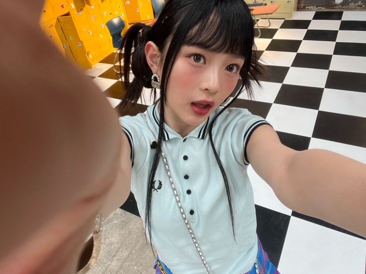 hannidaily's tweet image. can't get over this iconic hanni look