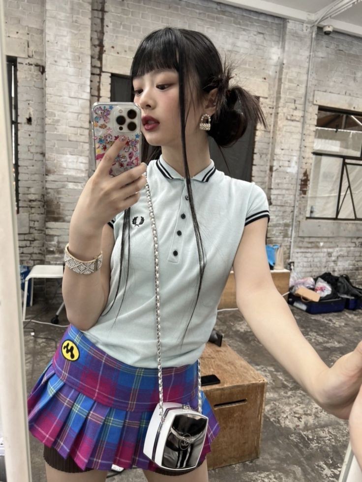 hannidaily's tweet image. can't get over this iconic hanni look