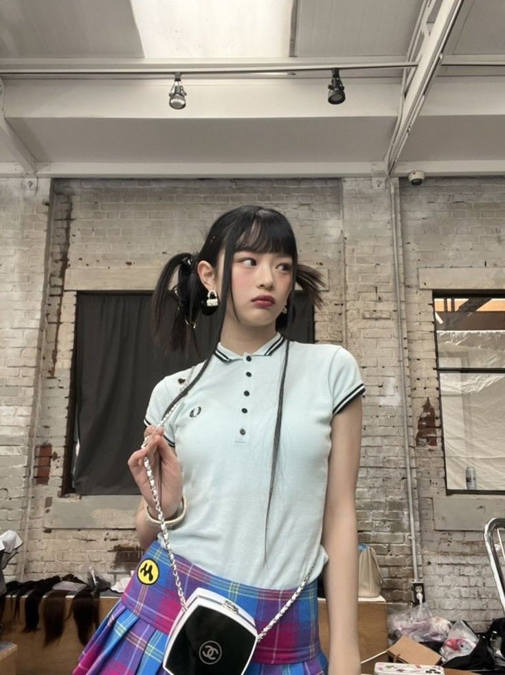 hannidaily's tweet image. can't get over this iconic hanni look