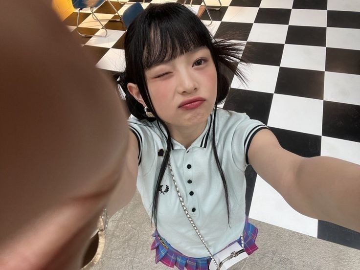 hannidaily's tweet image. can't get over this iconic hanni look