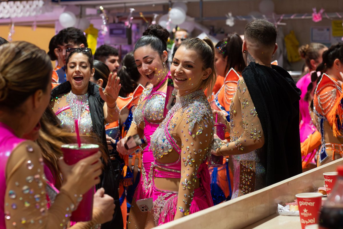TGNAjuntament's tweet photo. #CarnavalTGN25 | El Carnaval es viu a tots els indrets de Tarragona: El Rei Carnestoltes i la Concubina van visitar ahir divendres el Mercat de Torreforta. Us deixem les millors imatges d'un moment que va fer vibrar el barri!

📸: Alejandro Navarro. https://t.co/mXpzxnOPII