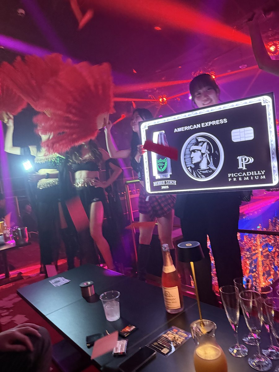 sivaoji's tweet image. 昨晩は友人のお店のオープン祝いへ。
改めておめでとう！

#Piccadilly #ピカデリー #プレミアム #梅田ピカデリー #シャンパン祭り #全員ベロベロ #ドンペリ #初の試み #クラブ？