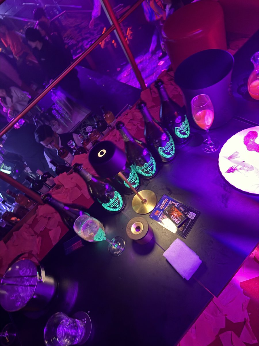 sivaoji's tweet image. 昨晩は友人のお店のオープン祝いへ。
改めておめでとう！

#Piccadilly #ピカデリー #プレミアム #梅田ピカデリー #シャンパン祭り #全員ベロベロ #ドンペリ #初の試み #クラブ？