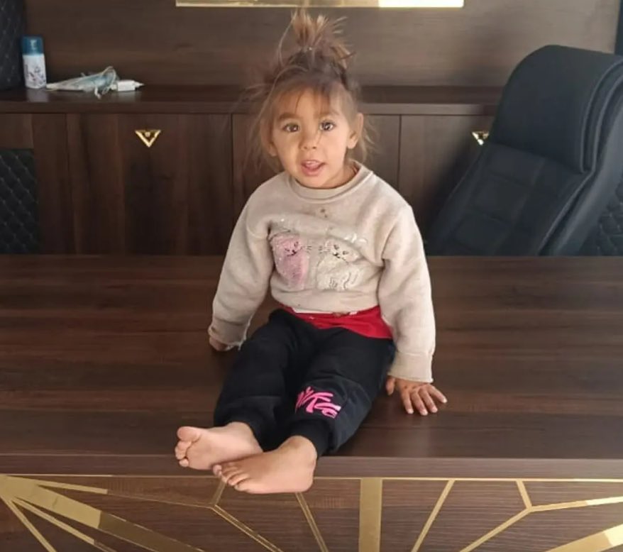 Görenler polise bildirsin lütfen.

Denizli’nin Honaz ilçesinde 4 yaşındaki #NazlıŞeşen, evinin önünde oyun oynarken kayboldu. 

Küçük kızın, güvenlik kamerası görüntülerinde dere kenarına doğru yürüdüğü görüldü. 

Arama sırasında, Nazlı Şeşen’e ait olduğu belirlenen terlikler,