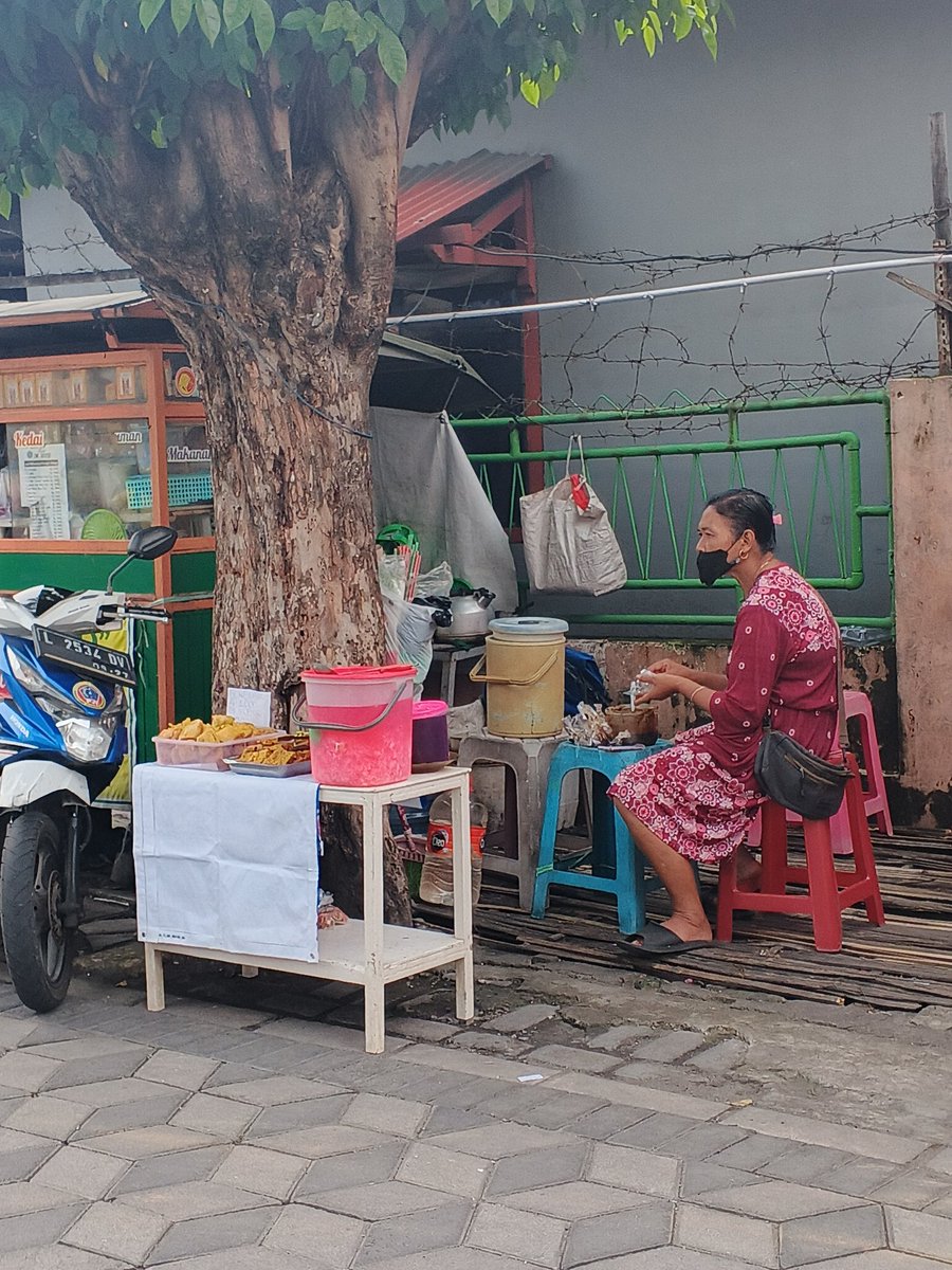 sejmut's tweet image. Hai warga Unair dan sby!

Selama bulan puasa, ibu penjual pecel di pagi hari, sekarang jualan camilan kecil-kecilan di sore hari
🥥 Es kopyor Rp 4.000
🍢 Gorengan Rp 1.000

Yuk, bantu larisin jualan beliau! Semangat puasanya, rek! 💙
g.co/kgs/kDJpWCm

#unermakan #surabaya