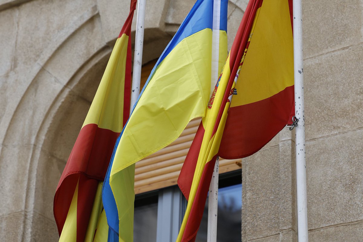 🇪🇸España, con Ucrania. 
🇺🇦 Estamos a vuestro lado. 
🕊️ Siempre defendiendo la paz.