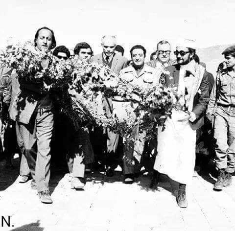 صورتان نادرة للرئيس الراحل #إبراهيم_الحمدي في 1 مارس 1976، في عيد الشجرة لدى وصوله إلى منطقة عصر لتدشين موسم التشجير ويظهر بجانبه القاضي علي أبو الرجال.
وفي الصوره الشهيد الحمدي يتجه بباقة ورد لوضعها على النصب التذكاري لشهداء #مصر، قبل أن يتوجه لتدشين موسم التشجير
#اليمن_الجمهوري