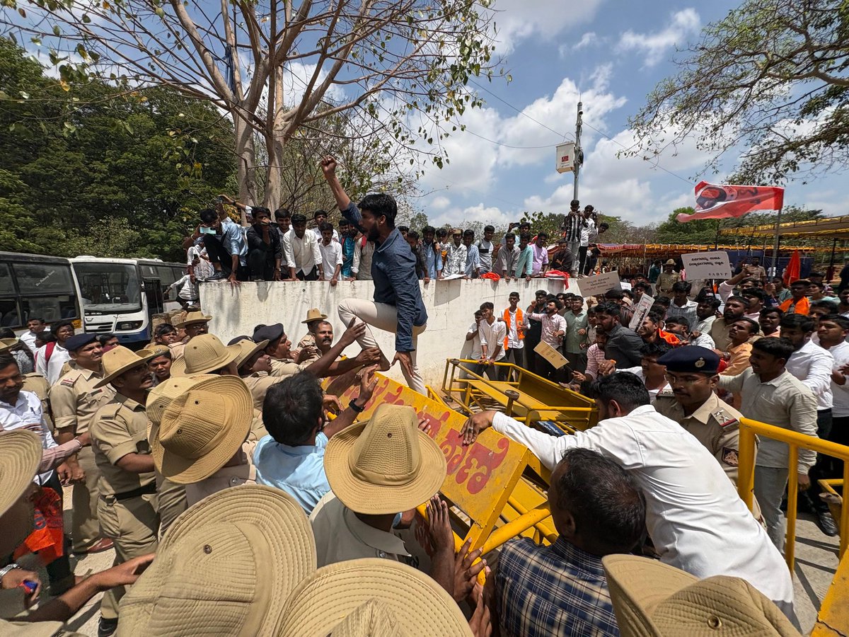 VSKKarnataka's tweet photo. ಬೆಂಗಳುರು: ಅಖಿಲ ಭಾರತೀಯ ವಿದ್ಯಾರ್ಥಿ ಪರಿಷತ್ ಕರ್ನಾಟಕದ ವತಿಯಿಂದ ರಾಜ್ಯದ 09 ವಿಶ್ವ ವಿದ್ಯಾಲಯಗಳನ್ನು ಮುಚ್ಚಲು ಹೊರಟಿರುವ ರಾಜ್ಯ ಸರ್ಕಾರದ ನಡೆಯನ್ನು ಖಂಡಿಸಿ ಫ್ರೀಡಂ ಪಾರ್ಕಿನಲ್ಲಿ ಬೃಹತ್ ಪ್ರತಿಭಟನೆ ಮಾಡಲಾಯಿತು.
#SaveUniversity
#ABVPKarnataka
@ABVPKarnataka
@ABVPVoice https://t.co/6pAV9cemDB