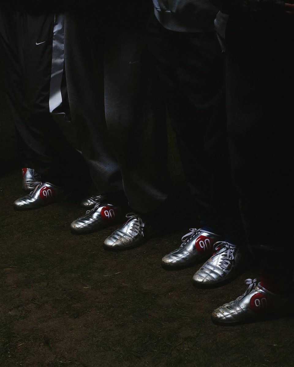 _PointDePenalty's tweet photo. Nike vient de drop la réédition de la Nike Total 90… Vous avez réussi à cop une paire les reufs ? https://t.co/6mQcuX7xJl