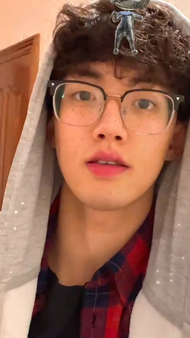 模糊的卷毛小狗🐕看起来很有感觉，瑟瑟的表情看起来很有性欲，有喜欢卷毛小狗📷的嘛，想做爱了，找不到人哈哈哈，随缘找吧，也不是一时半会能找到的，想和我做爱的可以主动私信试试，万一合适呢，喜欢哥哥类型的