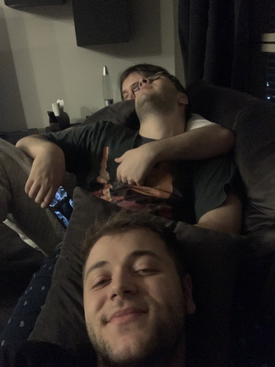 Beyler acim dedim evinde misafir ediyolar cok iyi niyetli cift bunlar ;)