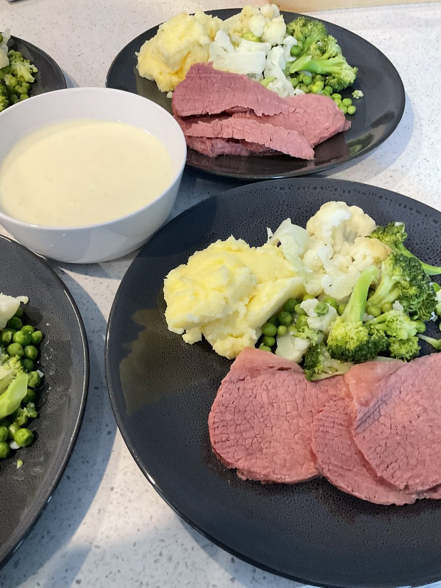 Chan3Judy's tweet image. Dinner tonight was amazing. Our Japanese students asked Garry, “can you teach me to cook Australian’s meals? Good on you Garry, it was so good😋 #corned-beef