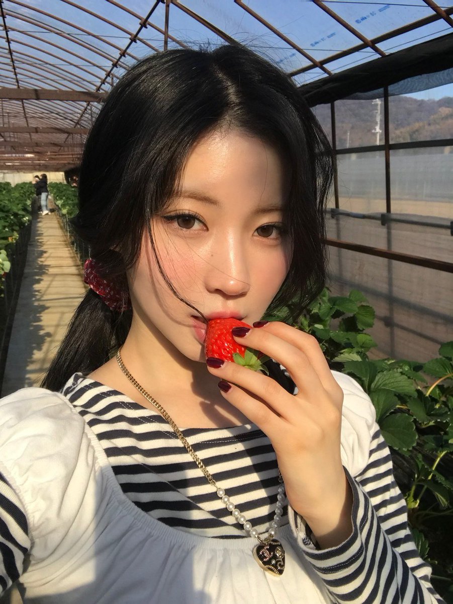 ningninug's tweet image. Yummy 🪴🍓