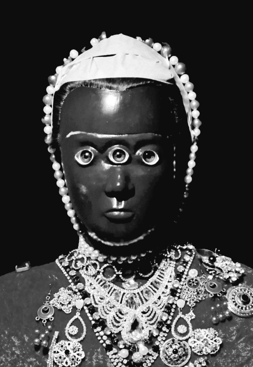 Beeld van een Nelliaan, onze buitenaardse voorouder afkomstig van de planeet Nellius. Try-out van versiering op de kleding. 

<a href="/NelliusOf/">Church of Nellius devoted to E. M.</a>

#kunstenaar #museum #cultuur #kunstproject #kunst #kunstcurator #art #artproject #artist #galerie #expositie