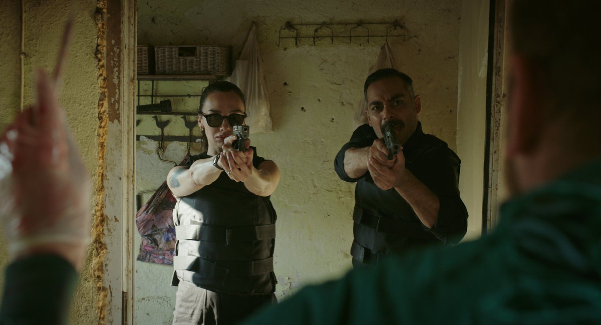 Muhteşem bir sezon, çok vurucu bir sondu. Emeği geçen herkese çok teşekkürler. Netflix'in açık ara en iyi yerli dizisi kesinlikle. Enfes. 

#Mezarlık