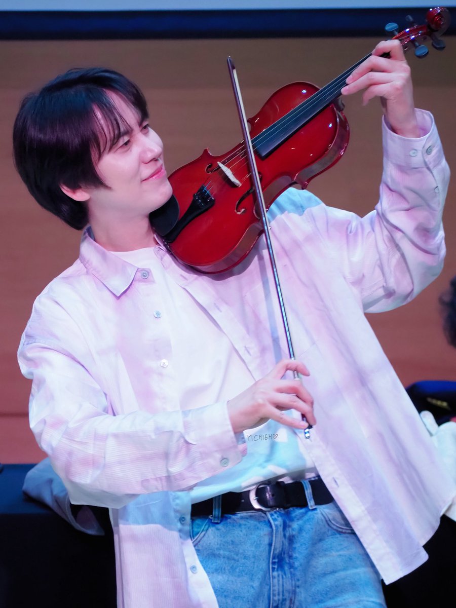 loveclody's tweet photo. 250224 KYUHYUN COLORS FAN SIGN

#圭賢 #KYUHYUN #규현 https://t.co/Gr2MapkSw2