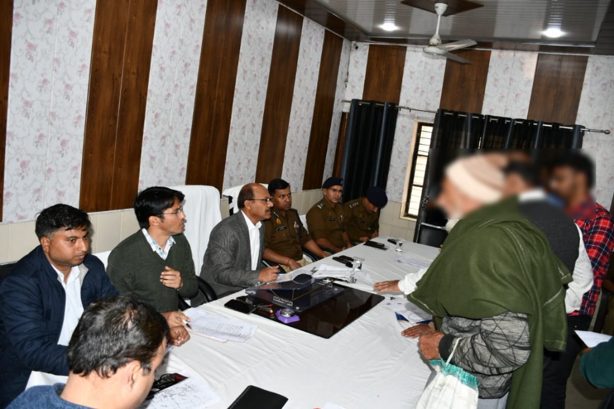 शासन के निर्देशानुसार वरिष्ठ पुलिस अधीक्षक व अन्य पुलिस प्रशासनिक अधिकारियों के साथ तहसील जानसठ में सम्पूर्ण समाधान दिवस का आयोजन कर जन समस्याओं के निस्तारण हेतु सम्बन्धित को निर्देशित किया ।
<a href="/UPGovt/">Government of UP</a> <a href="/CMOfficeUP/">CM Office, GoUP</a> <a href="/InfoDeptUP/">Information and Public Relations Department, UP</a>