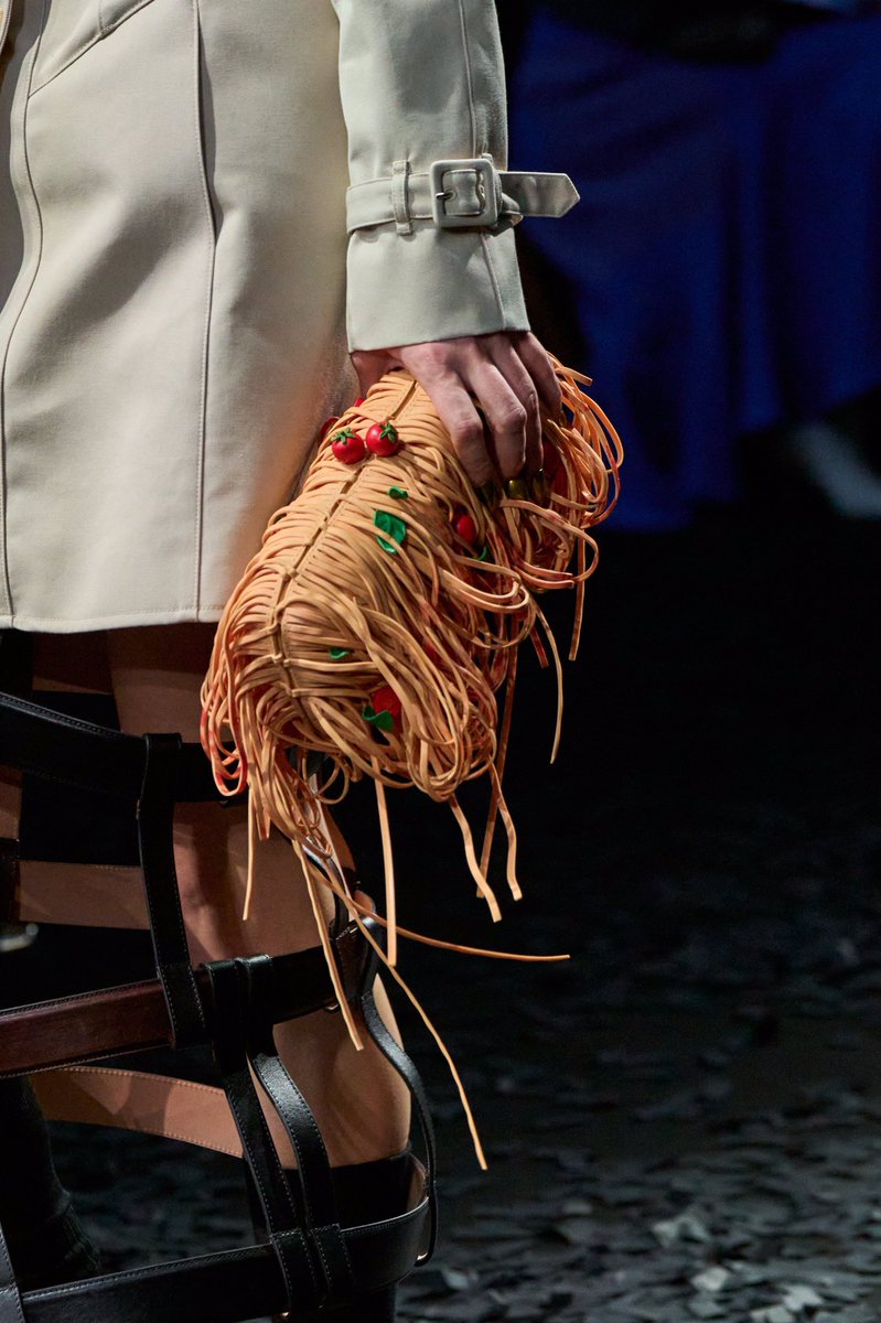 pradapearll's tweet photo. moschino fw25’s fun bags 🍝🐑 https://t.co/5ip03yrMua