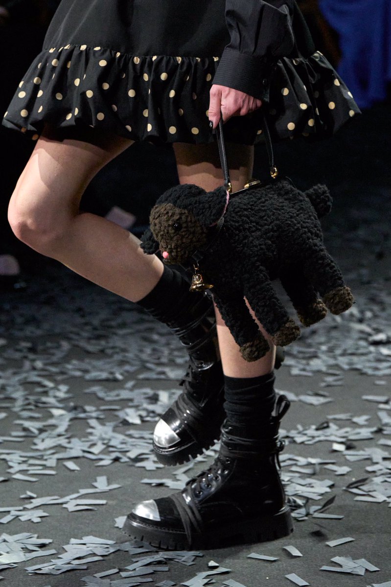 pradapearll's tweet photo. moschino fw25’s fun bags 🍝🐑 https://t.co/5ip03yrMua