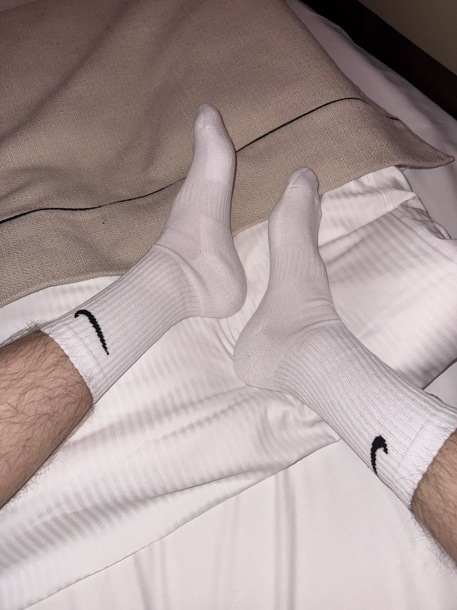 Hat jemand Interesse getragene Socken zu kaufen? 😌 Schreib mir eine DM!