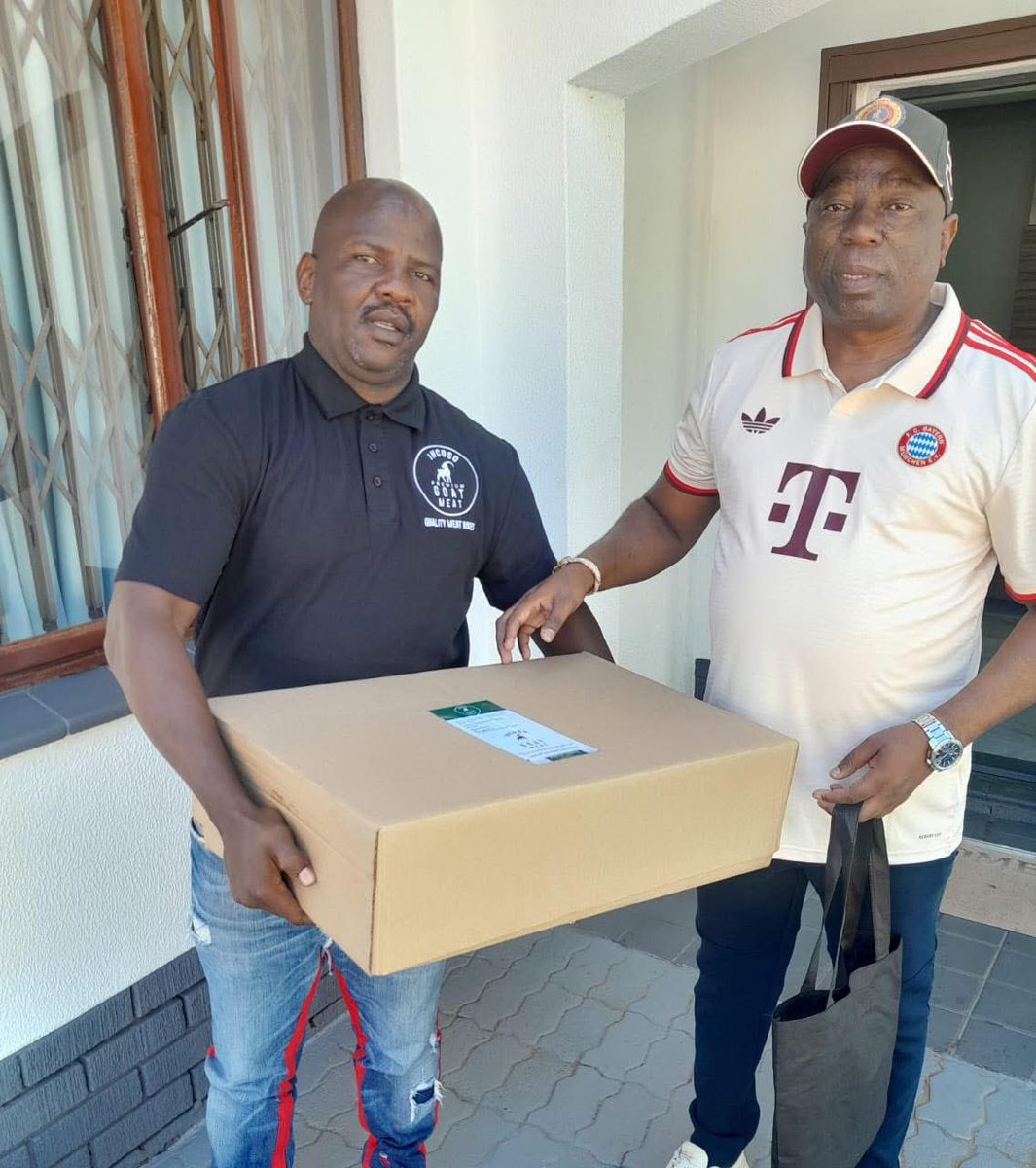 GoatmeatBoxes's tweet photo. This is how we honour our Monthly Customers in Durban for Incoso Goat Meat 🥩 

Baba Thabethe is our regular customer - every month he gets 10Kgs of Goat meat - variety cuts box 📦 

My guys have presented with a Free Incoso Goat Meat Branded Apron🙏🏾😎🥹

Sosibo🙌🏽❤️😎 #GoatMeat https://t.co/NuBqUiUkPU