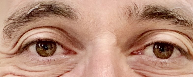 En algún momento, 
perdí la inocencia.
Se enturbió la mirada,
se agrietó el carácter,
me hice ateo en el amor,
militante en el sarcasmo,
rencoroso en el dolor,
contagioso en la tristeza,
acomodado en la fe,
desertor de la esperanza.
El espejo interior
me devolvía sombras.

Tú no