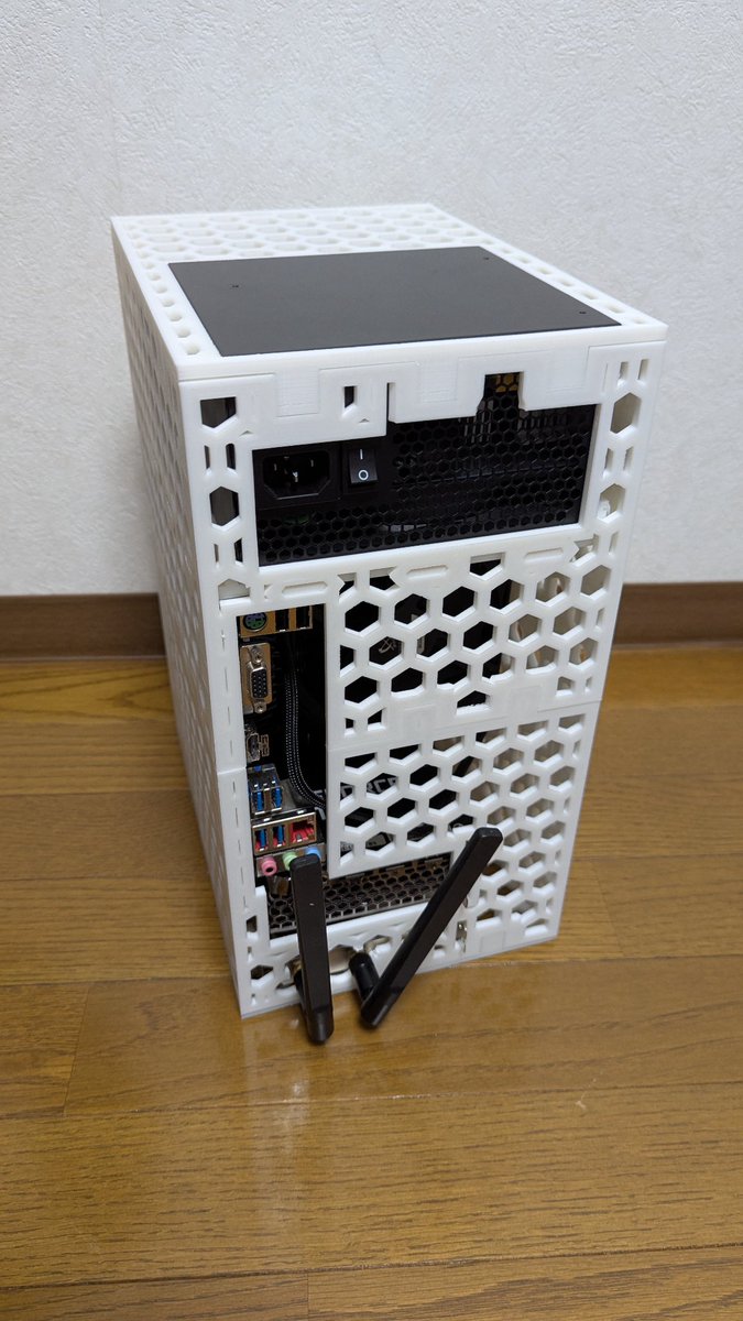 112358tm's tweet photo. microATXマザーとATX電源用のPCケース。パーツ数は11。プリント時のサポートも、組み立て時のネジも要らない点が売り。電源が天面に露出しているのがポイント https://t.co/emXEjVGrhc